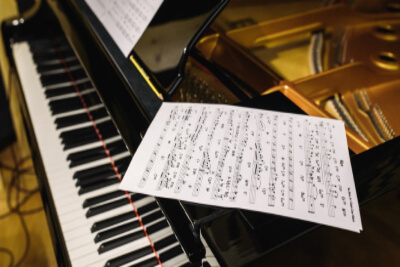 Klavier mit Notenheft im Übungsraum